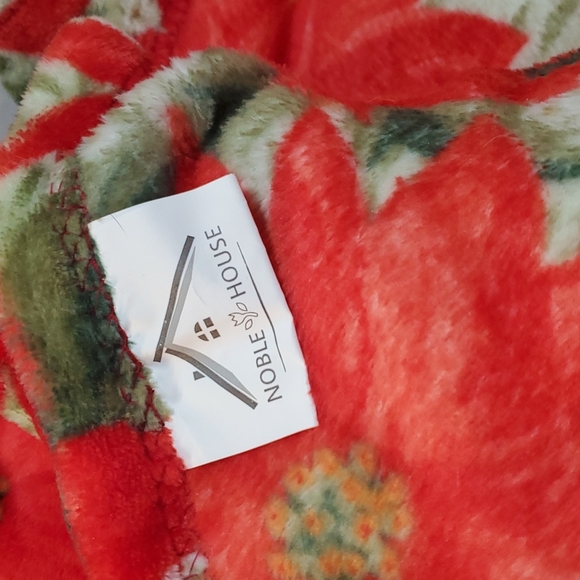 Christmas Poinsettia Throw Blanket Very Soft Noble House - Picture 2 of 4